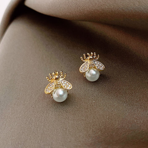 Honey Bee Pearl Stud Earrings - Plantasiathemarket